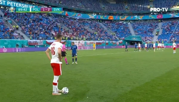 Ocazie Polonia! Bednarek primeste in careu, dar trimite putin pe langa poarta