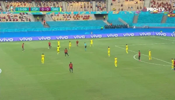 Dani Olmo primeste centrare in fata portii si trimite cu capul, dar portarul intervine in ultimul moment si respinge