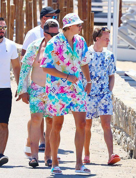 Haaland, cum nu credeai ca-l vezi vreodata! Si-a asortat tinuta neon cu cea a lui Mino Raiola si a facut ravagii in Mykonos