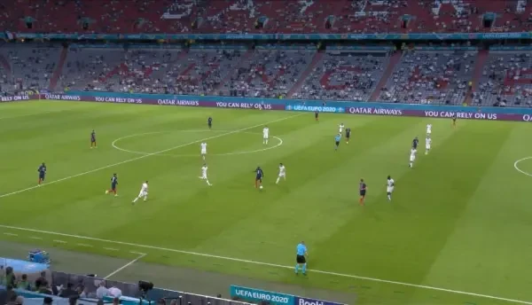 Ocazie Franta! Pavard centreaza in careu, dar Ginter e atent si respinge in corner