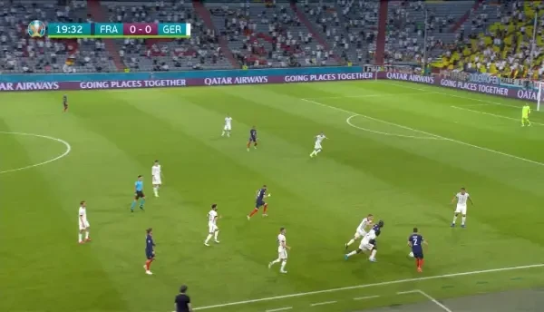 AUTOGOL! Hernandez centreaza din banda stanga, iar Hummels trimite in propria poarta