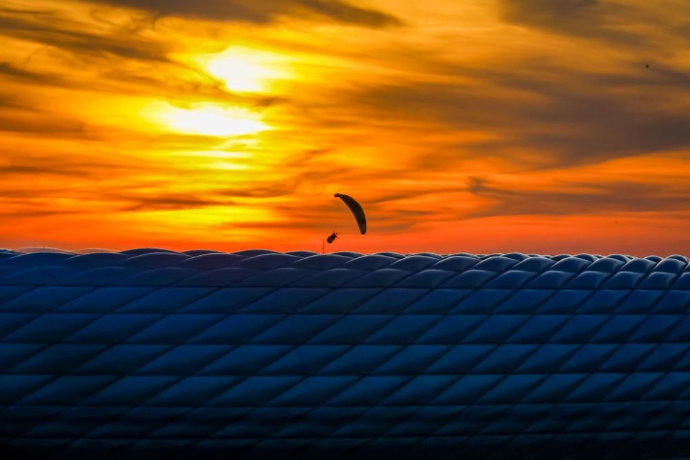 Imagini ireale din Germania! Un fan a cazut cu parasuta pe stadion inainte de startul meciului! Totul a fost surprins pe camere_4