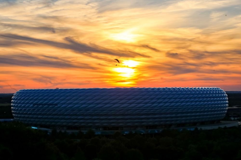 Imagini ireale din Germania! Un fan a cazut cu parasuta pe stadion inainte de startul meciului! Totul a fost surprins pe camere_5