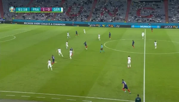 Ocazie Franta! Rabiot patrunde in careu si incearca un sut la coltul scurt, dar trimite putin pe langa