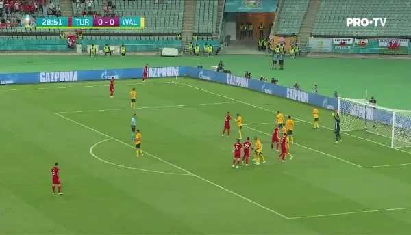 Ocazie Turcia! Ayhan trimite cu capul din interiorul careului, dar balonul e respins in ultimul moment de Roberts