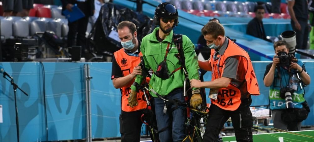 Lunetistii il aveau in vizor! Activistul care a aterizat pe stadionul din Munchen, la un pas sa fie impuscat
