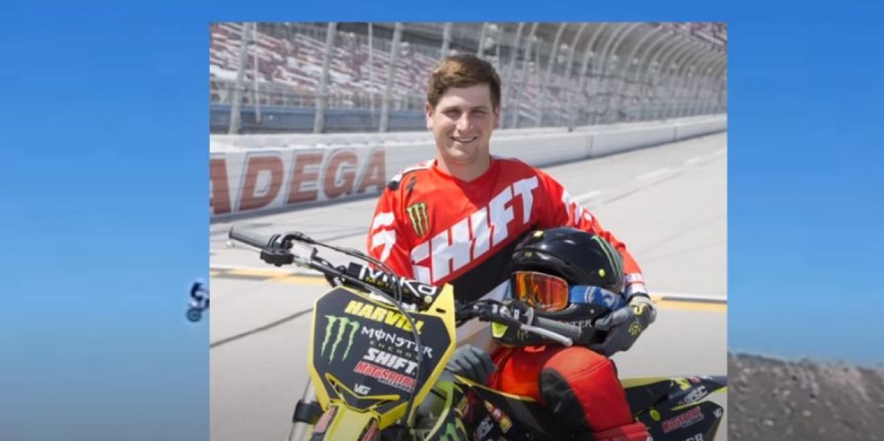 Cascadorul Alex Harvill a murit in timp ce incerca sa doboare recordul mondial la sarituri cu motocicleta_1