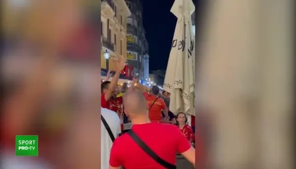 Imaginile din Bucuresti fac inconjurul lumii! Suporterul care batea in toba sparta pe National Arena a plecat in centrul vechi imediat dupa meci! Cum a fost surprins la 5 ore dupa joc