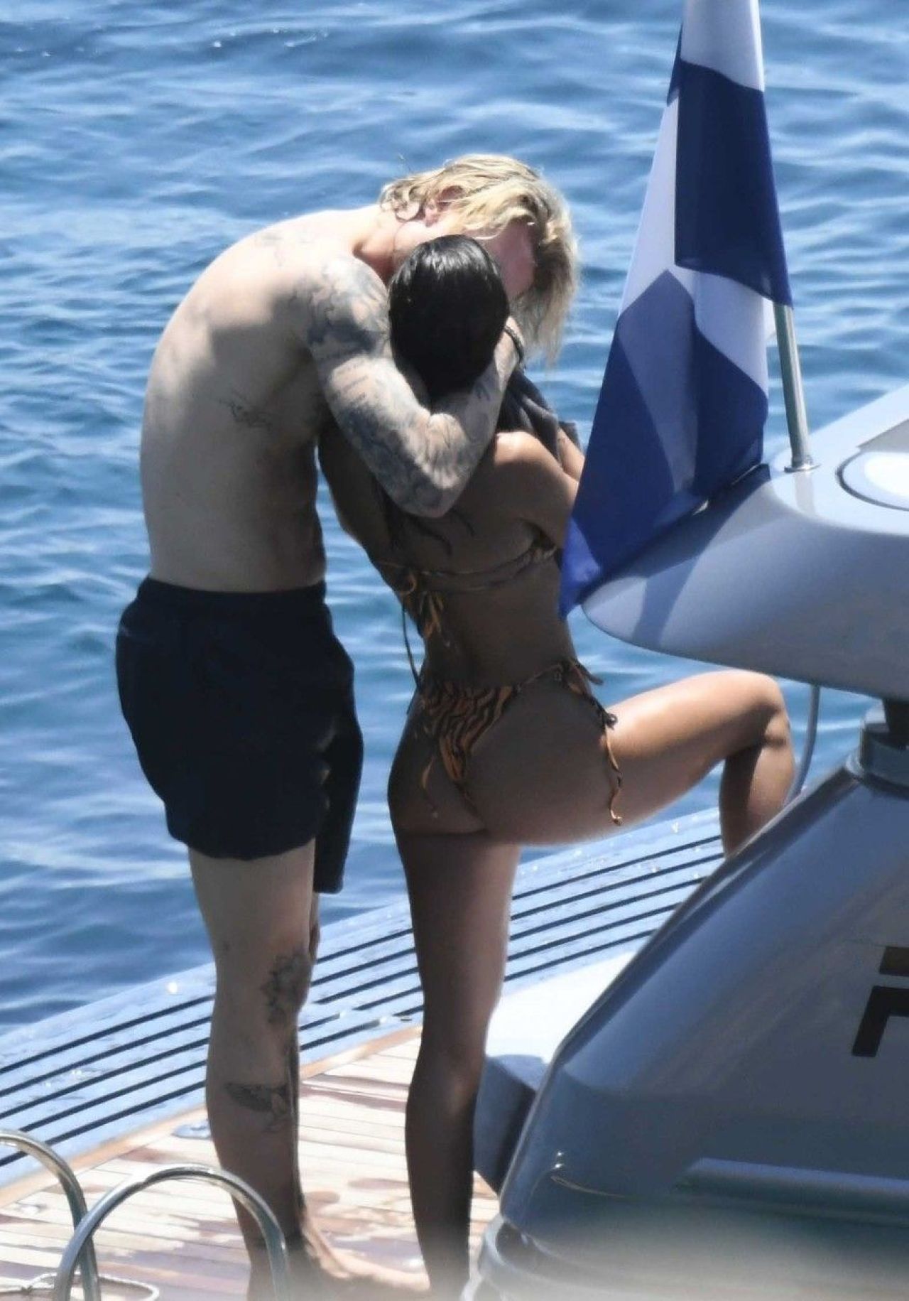 Germania lupta pentru trofeul de la EURO 2020, Loris Karius se relaxeaza in Mykonos. Cum arata bruneta cu care s-a afisat portarul neamt _4