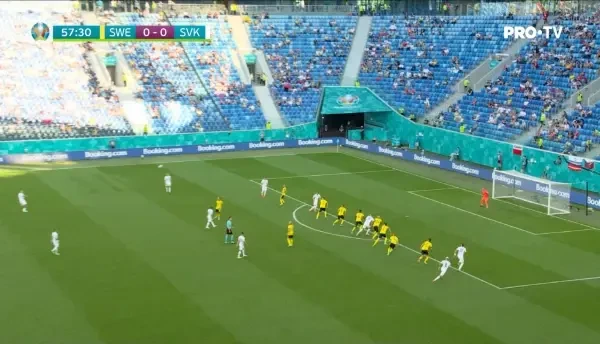 Slovacia are ocazie mare, dar este offside.