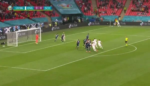 Ocazie Anglia! Stones a primit centrare din corner si a lovit balonul cu capul, insa s-a dus in bara