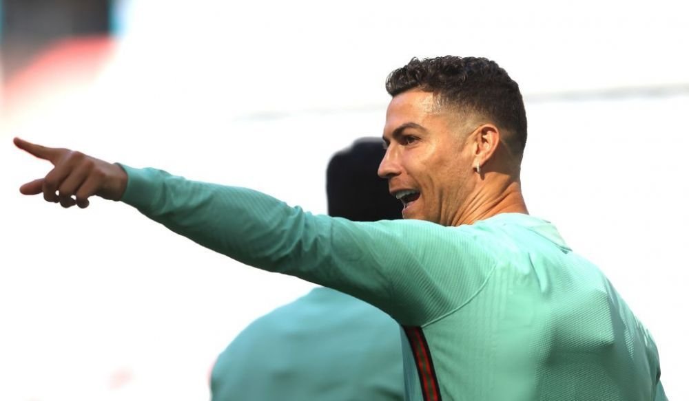 Mai buna decat a ta! Ronaldo si-a gasit noua vocatie! Starul portughez si-a testat aptitudinile chiar in timpul Euro. Cum s-a descurcat