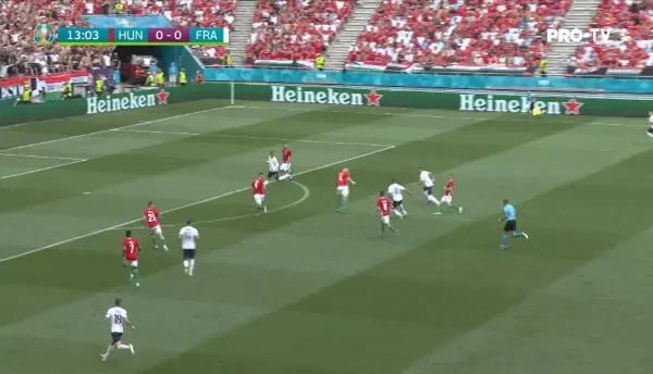 Ocazie Franta! Benzema suteaza de la distanta, Gulacsi respinge in lateral, balonul ajunge la Griezmann, care suteaza in portar. Atacantul era semnalat in ofsaid