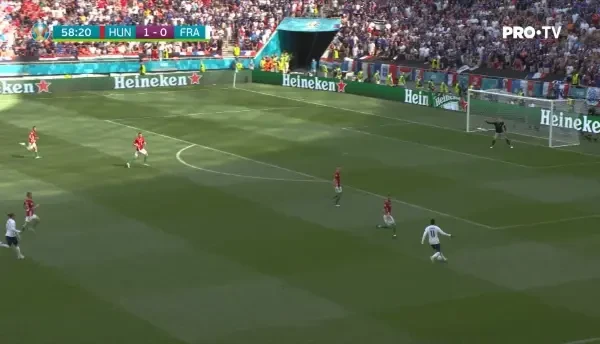 Ocazie Franta! Dembele suteaza puternic de la marginea careului, balonul se duce in bara