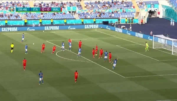 Ocazie Italia! Chiesa suteaza puternic la coltul lung, dar balonul este deviat de Rodon