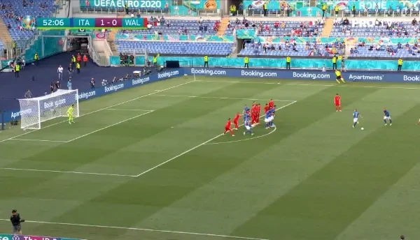 Ocazie Italia! Bernardeschi a executat lovitura libera de la aproximativ 30 de metri, dar balonul s-a dus in bara