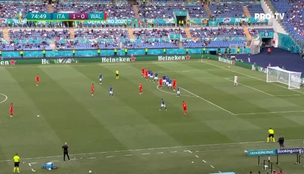 Ocazie Tara Galilor! Bale este singur in careu, primeste in fata portii, dar rateaza voleul si trimite mult peste poarta