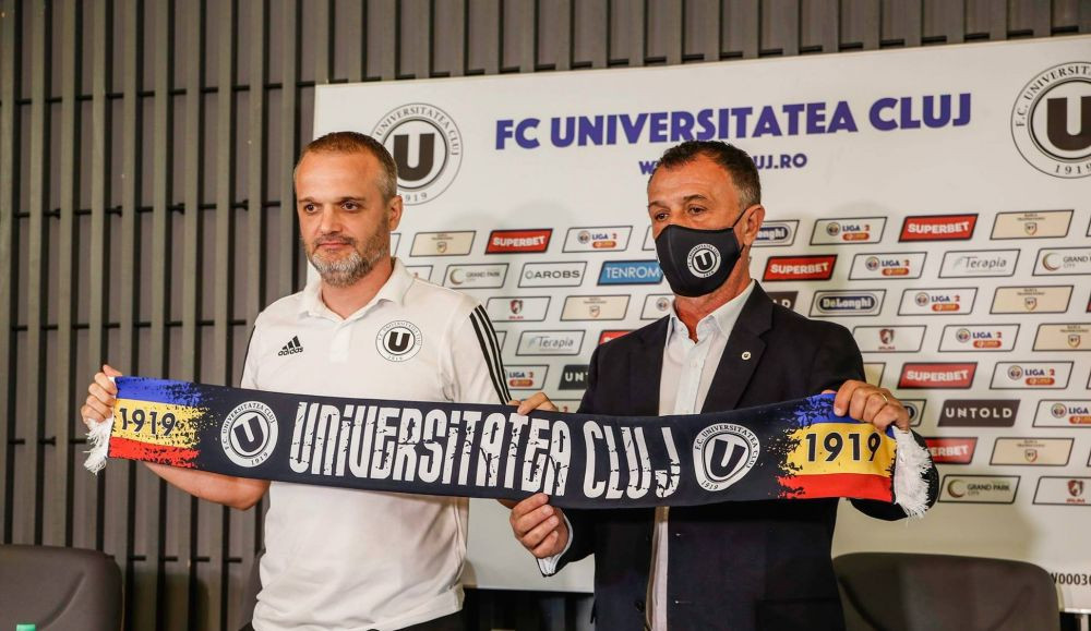 Transferuri importante pentru U Cluj.&nbsp; Studentii au adus doi antrenori si cinci jucatori trecuti pe la echipa familiei Dragnea&nbsp;