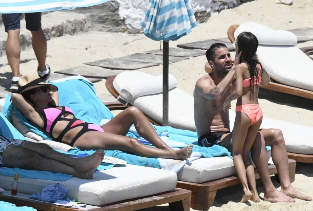 Spania se chinuie la EURO, Cesc Fabregas se relaxeaza in Mykonos. Imagini superbe surprinse de paparazzi cu familia ibericului&nbsp;