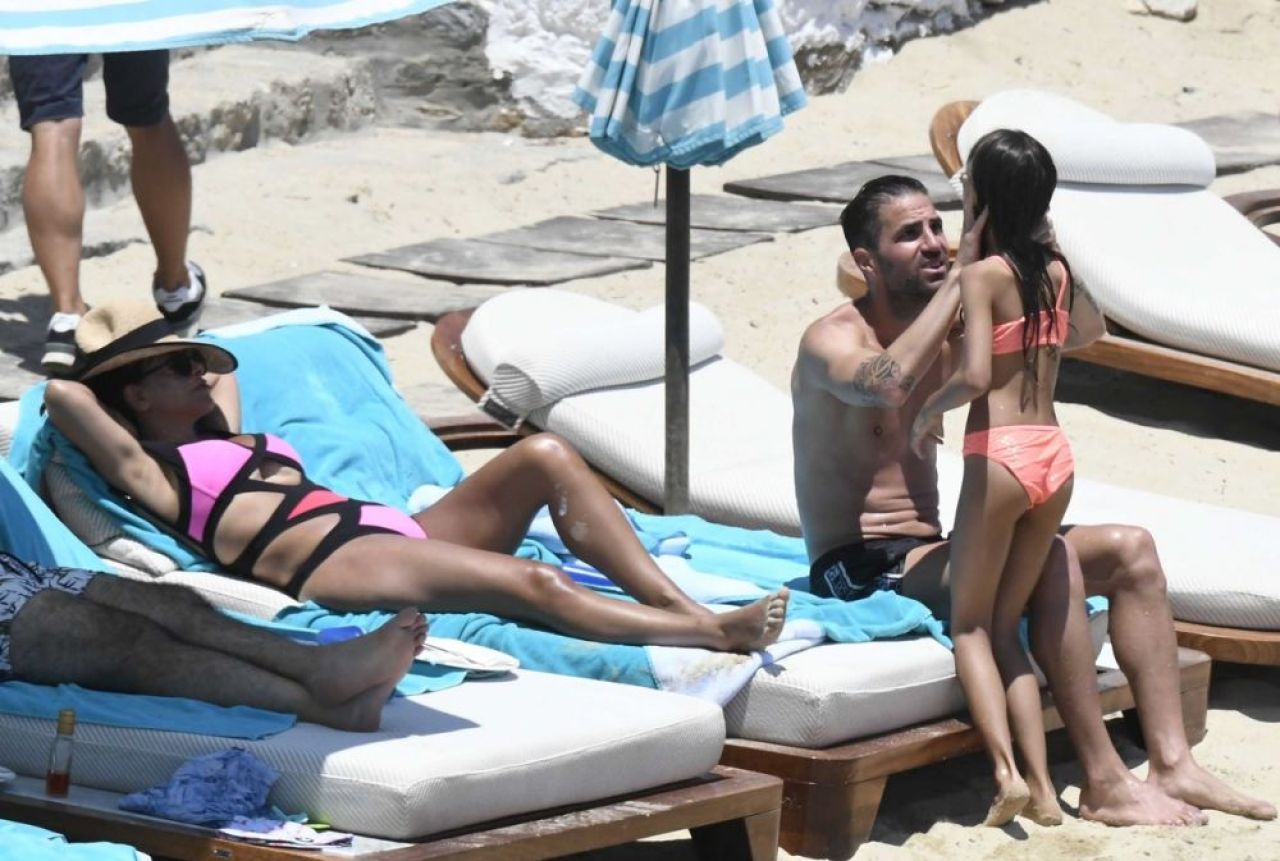 Spania se chinuie la EURO, Cesc Fabregas se relaxeaza in Mykonos. Imagini superbe surprinse de paparazzi cu familia ibericului _1