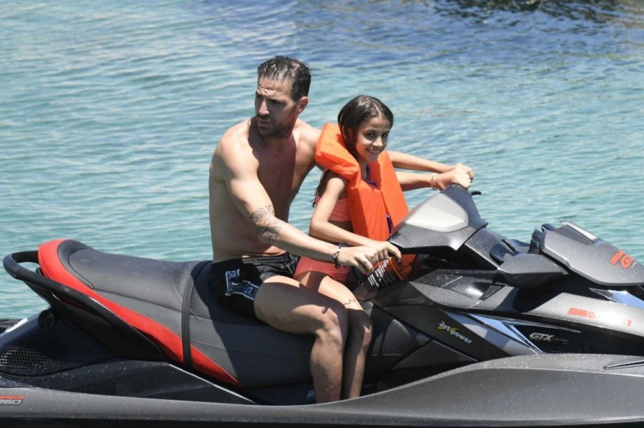 Spania se chinuie la EURO, Cesc Fabregas se relaxeaza in Mykonos. Imagini superbe surprinse de paparazzi cu familia ibericului _2
