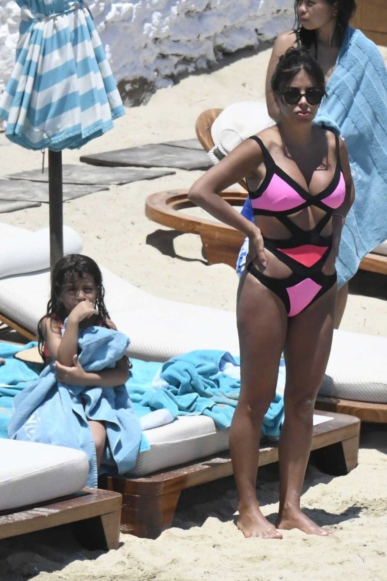 Spania se chinuie la EURO, Cesc Fabregas se relaxeaza in Mykonos. Imagini superbe surprinse de paparazzi cu familia ibericului _3