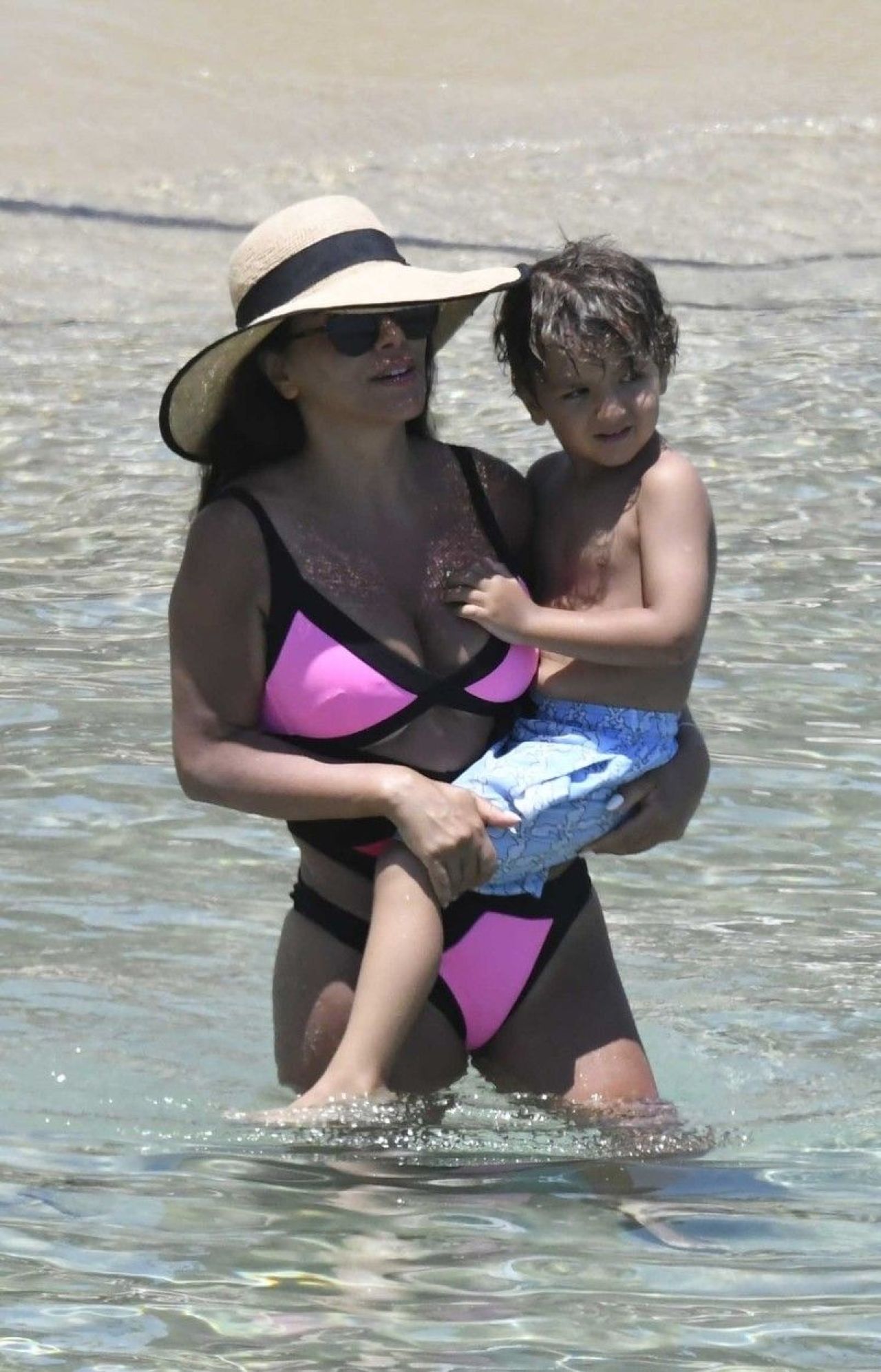 Spania se chinuie la EURO, Cesc Fabregas se relaxeaza in Mykonos. Imagini superbe surprinse de paparazzi cu familia ibericului _4