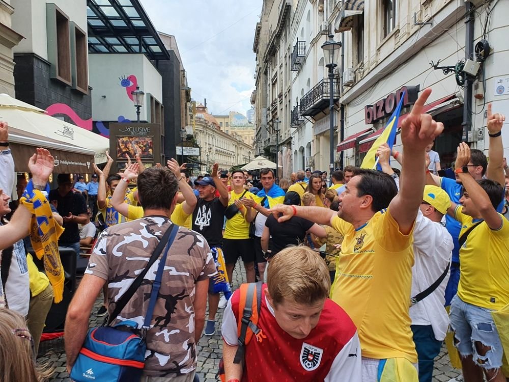 Din nou atmosfera senzationala in Bucuresti! Fanii austrieci si ucraineni fac spectactol in Centrul Vechi | FOTO_2