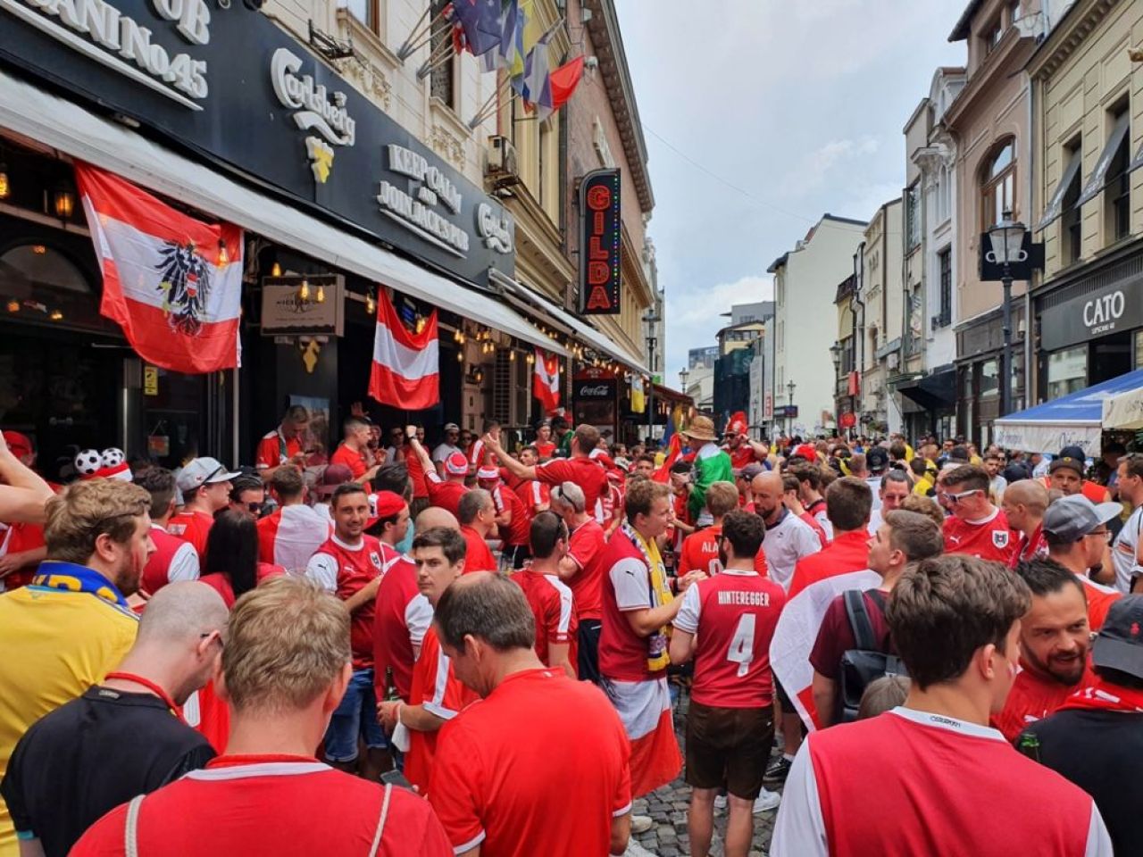 Din nou atmosfera senzationala in Bucuresti! Fanii austrieci si ucraineni fac spectactol in Centrul Vechi | FOTO_3