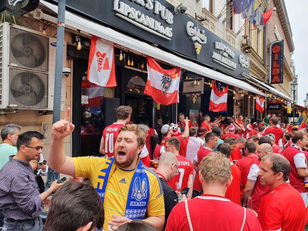 Din nou atmosfera senzationala in Bucuresti! Fanii austrieci si ucraineni fac spectactol in Centrul Vechi | FOTO_4