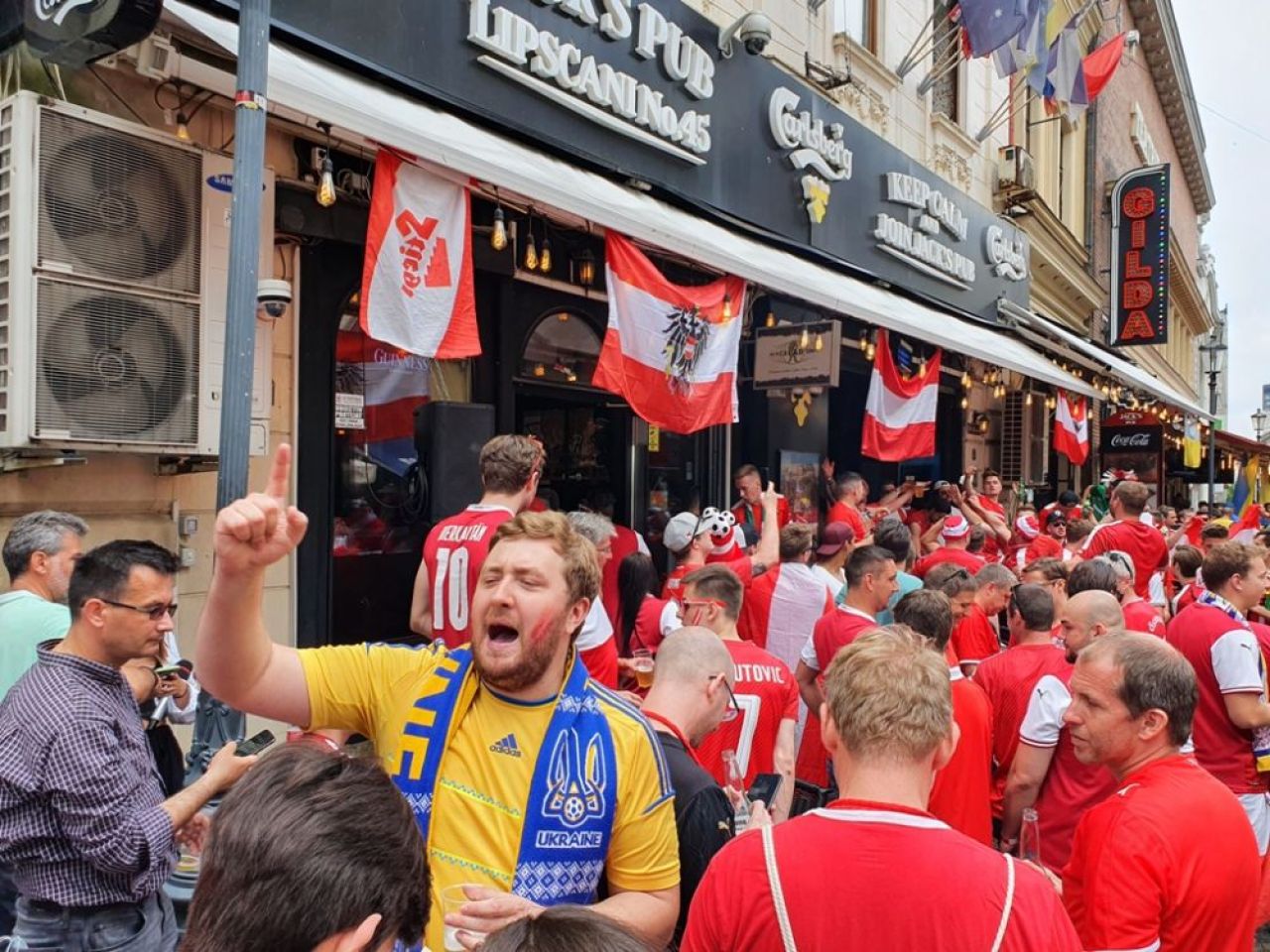 Din nou atmosfera senzationala in Bucuresti! Fanii austrieci si ucraineni fac spectactol in Centrul Vechi | FOTO_4