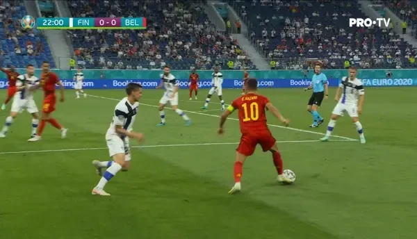 OCAZIE BELGIA! De Bruyne patrunde in careu si suteaza la coltul lung, dar Hradecky reuseste sa intervina