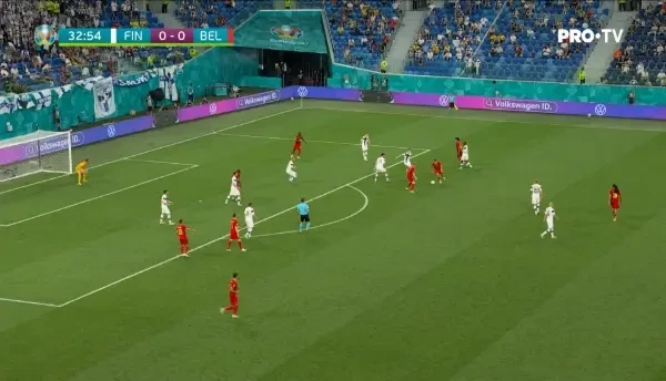 OCAZIE BELGIA! Trossard ii depaseste pe fundasii finlandezi si suteaza puternic din afara careului, dar trimite peste poarta