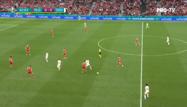 Ce a fost in capul lui?! Un fotbalist danez si-a lovit intentionat un coechipier, desi mingea zbura spre tribuna