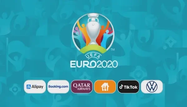 OCAZIE BELGIA! Doku a patruns in careu si a sutat puternic la coltul lung, dar Hradecky a plonjat superb si a respins balonul in lateral