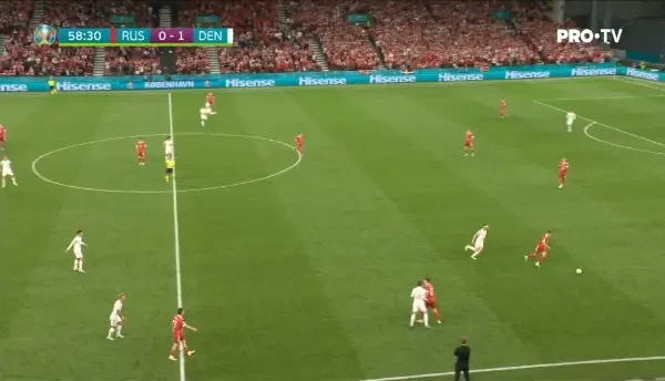 OOOOOL DANEMARCA! Zobnin trimite gresit inapoi la portar de la mare distanta, balonul ajunge la Poulsen, care se afla intr-o pozitie avansata si inscrie fara probleme