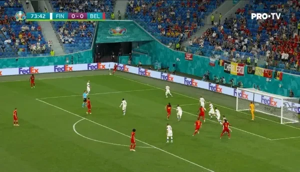 AUTOGOL! Vermaelen a trimis cu capul din centrarea lui De Bruyne, balonul s-a dus in bara, dar s-a lovit de Hradecky si a intrat in poarta