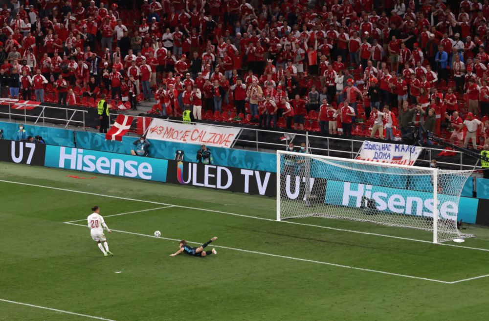 Gafa de amatori a rusilor in meciul cu Danemarca! Mijlocasul i-a facut cadou balonul atacantului nordicilor