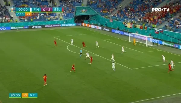 Nimeni nu s-a mai uitat la meci! O fata a sarit pe teren si a furat toate privirile la Finlanda - Belgia! Imagini incredibile