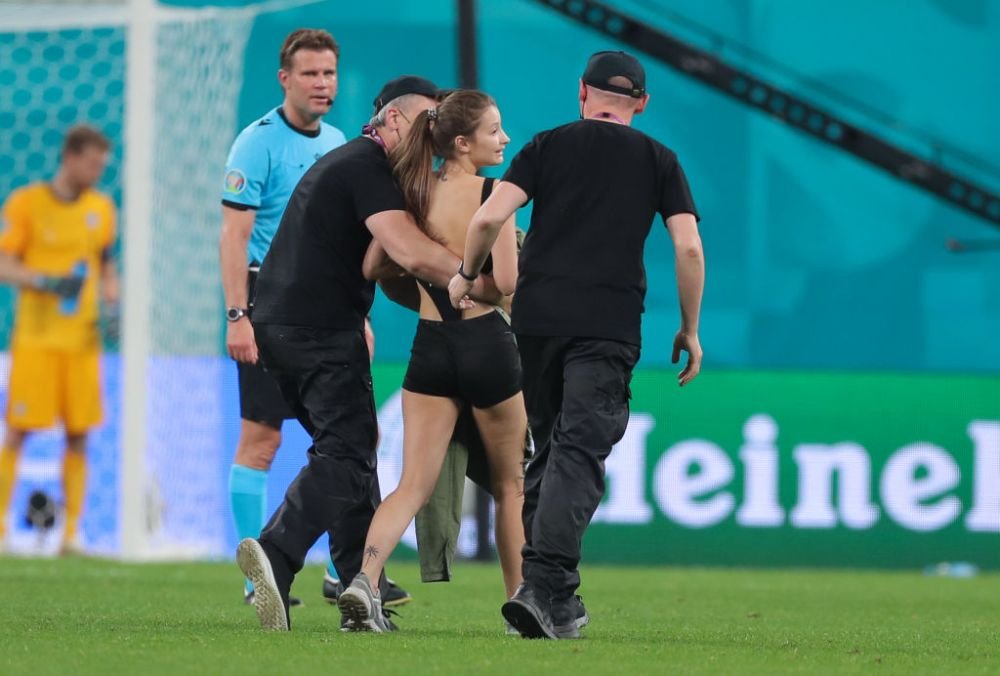 Invazie sexy pe teren, culoare pe Arena Nationala si de ce ne pare rau ca a fost eliminata Ucraina! Imaginile zilei la Euro