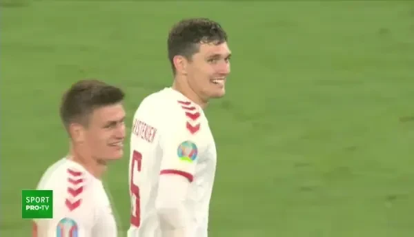 "Ba, da' merge odata netul asta?" Scene fabuloase dupa meciul Danemarcei! Jucatorii s-au strans in cerc sa vada pe telefon finalul de la Belgia - Finlanda! Ce s-a intamplat