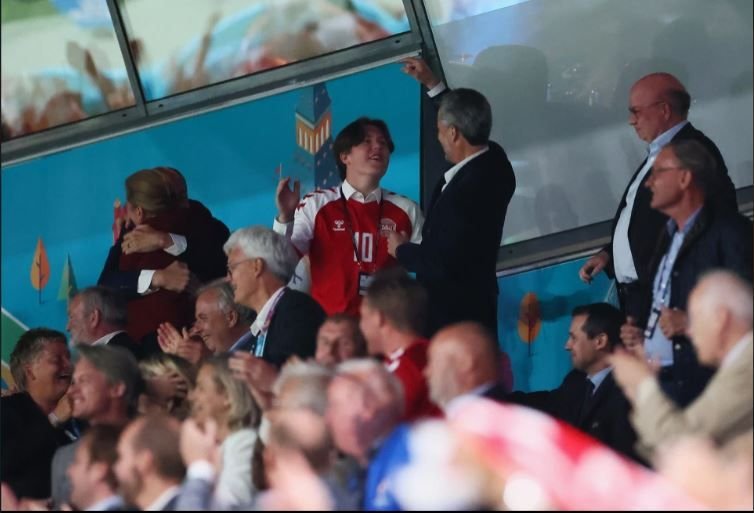Gestul superb facut pe antrenorul danez pentru Eriksen! Printul Christian, imbracat in tricoul decarului nationalei daneze la meciul cu Rusia_3