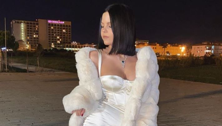 Un model si-a indus fanii in eroare dupa ce a postat o fotografie in care apare in costum de baie