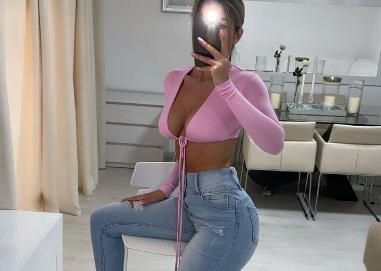 Un model si-a indus fanii in eroare dupa ce a postat o fotografie in care apare in costum de baie_3