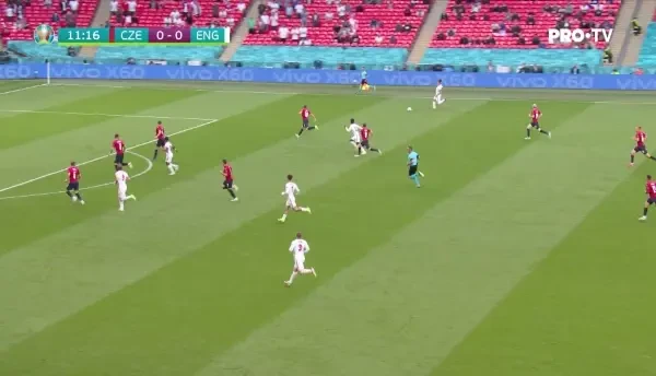 GOOOOOOL ANGLIA! Sterling primeste o centrare perfecta de la Grealish si trimite cu capul, direct in poarta