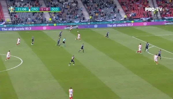 OCAZIE CROATIA! Modric suteaza puternic din afara careului, dar balonul se duce putin peste poarta