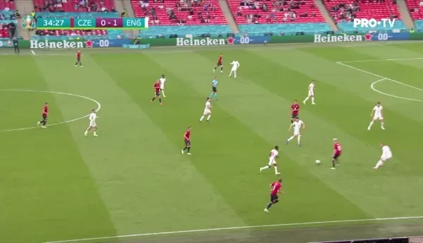 OCAZIE CEHIA! Dupa o deviere a fundasilor englezi, balonul ajunge la Soucek in careu, mijlocasul suteaza din apropierea punctului cu var, dar balonul se duce pe langa poarta