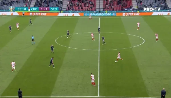 OCAZIE CROATIA! Perisic primeste o pasa peste apararea scotiana si scapa singur cu portarul, dar suteaza direct in Marshall