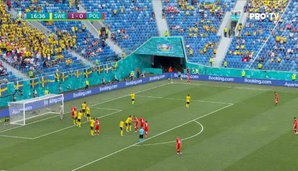 Ocazie imensa pentru Polonia! Dupa o lovitura de la colt, Lewandowski reia cu capul spre poarta, insa mingea se opreste in bara. Tot el reia din doi metri, insa trimite din nou in bara, apoi mingea este respinsa de apararea suedeza