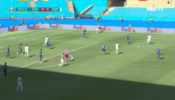 Morata este angajat excelent in centrul careului de 16 metri, insa sutul sau este respins fara probleme de Dubravka